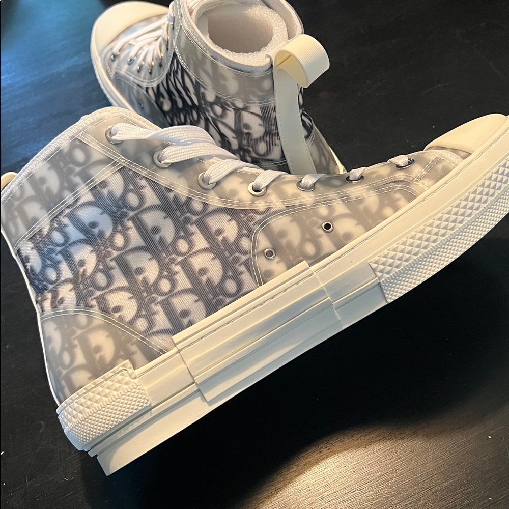 *NIB* Graphic High Top Sneakers
